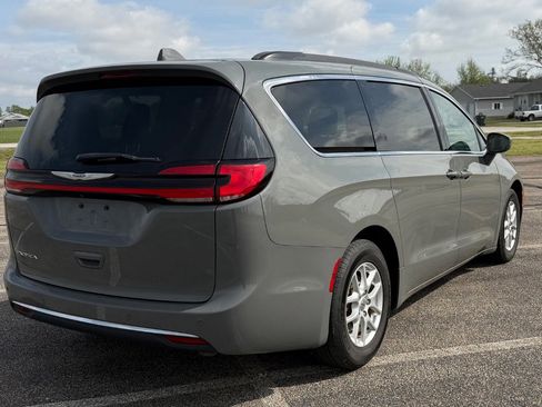 Used 2022 Chrysler Pacifica Touring-L FWD image 3