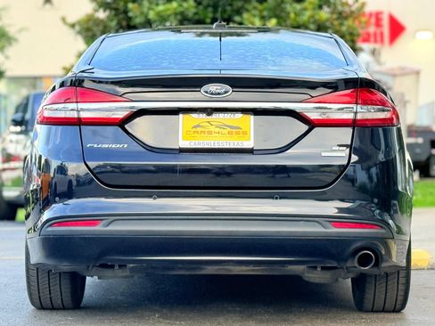 Used 2017 Ford Fusion SE w/ Fusion SE Technology Package FWD image 4