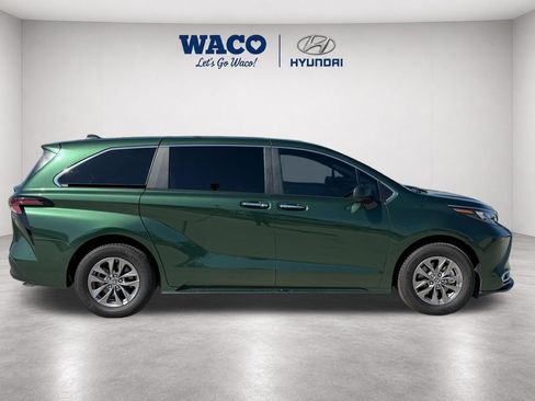 Used 2024 Toyota Sienna XLE FWD image 9