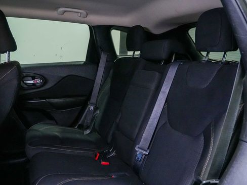 Used 2016 Jeep Cherokee Latitude FWD image 19
