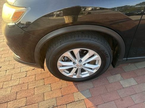 Used 2015 Nissan Rogue SV image 2