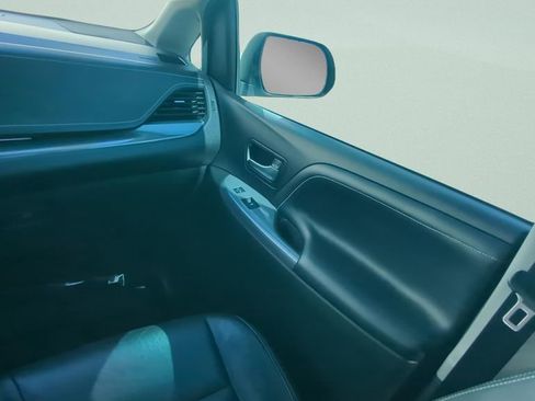 Used 2017 Toyota Sienna SE w/ SE Preferred Package image 13