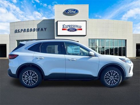 Used 2025 Ford Escape SE image 5