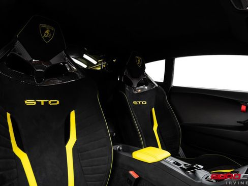 Used 2022 Lamborghini Huracan STO RWD image 41