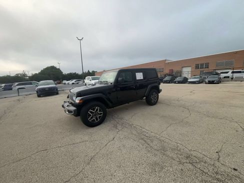 Used 2025 Jeep Wrangler Unlimited Sahara AWD/4WD image 6