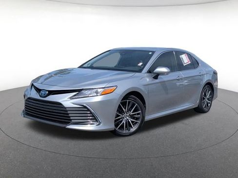 Used 2022 Toyota Camry XLE w/ Navigation Upgrade Package FWD image 1
