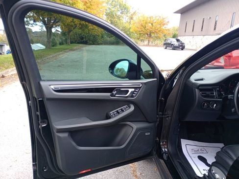 Used 2021 Porsche Macan image 25