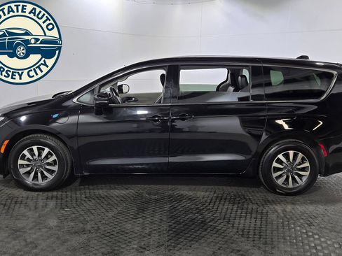 Used 2024 Chrysler Pacifica Limited FWD image 11