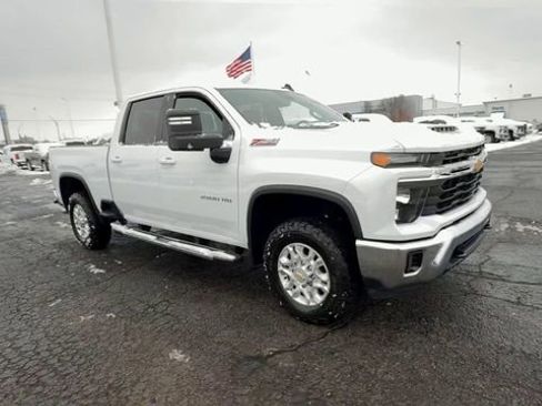 Used 2024 Chevrolet Silverado 2500 LT AWD/4WD image 2