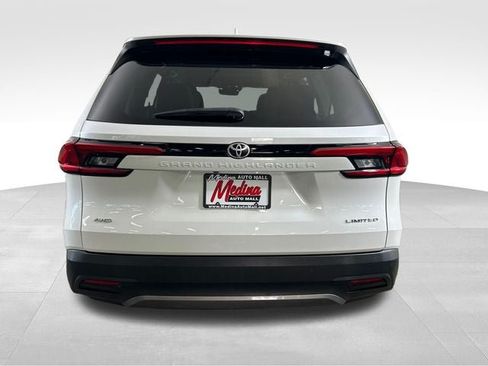 Used 2024 Toyota Grand Highlander AWD image 4