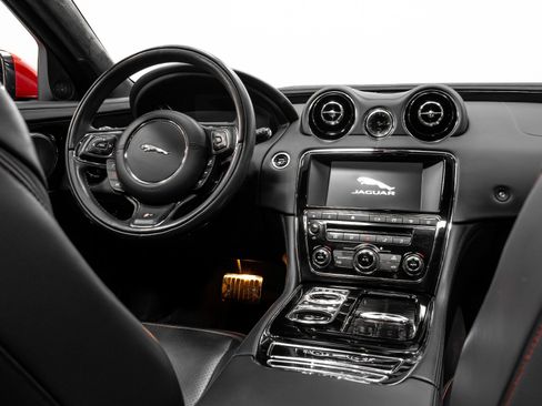 Used 2016 Jaguar XJ R image 27