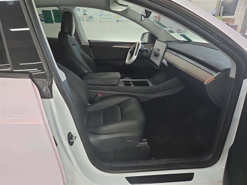 Used 2024 Tesla Model Y Long Range AWD/4WD image 4