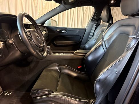 Used 2018 Volvo XC60 T5 R-Design w/ Convenience Package AWD/4WD image 17