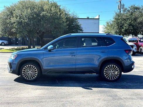 Certified 2025 Volkswagen Taos SE image 5