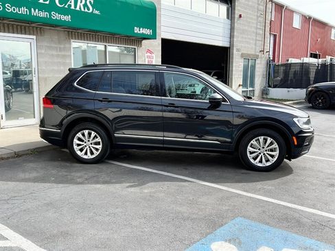 Used 2018 Volkswagen Tiguan SE w/ Panoramic Sunroof Package image 8