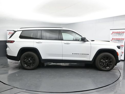 Used 2024 Jeep Grand Cherokee L Laredo AWD/4WD image 9