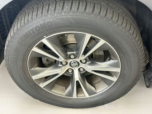 Used 2018 Toyota Highlander LE AWD/4WD image 34