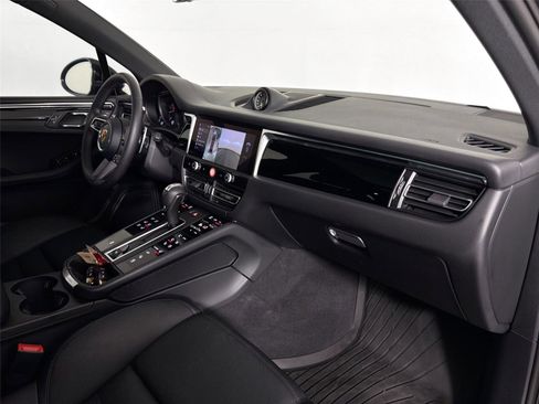 Certified 2026 Porsche Macan AWD/4WD image 28