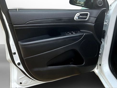 Used 2021 Jeep Grand Cherokee Laredo X image 25