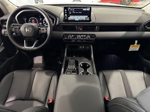 New 2025 Honda Pilot Touring image 13