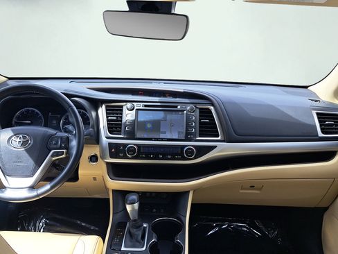 Used 2017 Toyota Highlander XLE AWD/4WD image 17