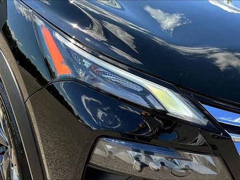 Used 2025 Nissan Rogue SV FWD image 34