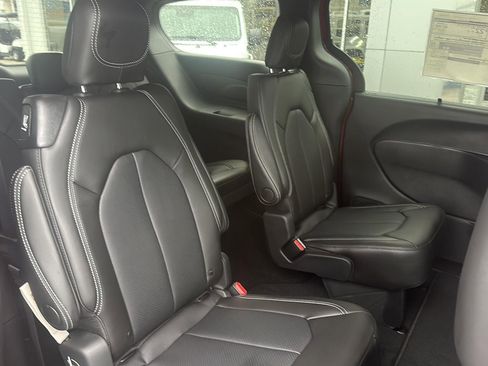 New 2026 Chrysler Pacifica Select image 6