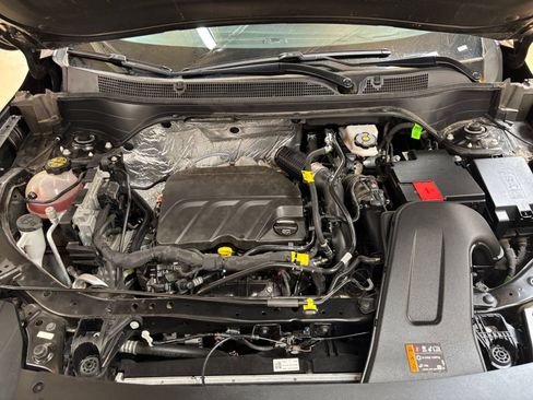 Used 2025 Chevrolet Trax LT FWD image 31