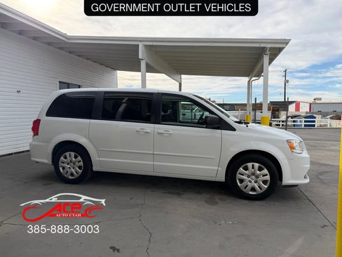 Used 2017 Dodge Grand Caravan SE w/ UConnect Hands-Free Group image 5