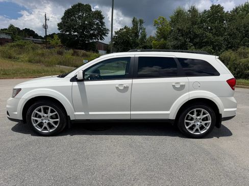 Used 2014 Dodge Journey SXT w/ Flexible Seating Group FWD image 2