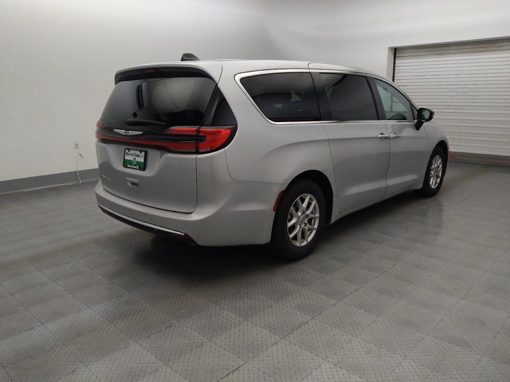 Used 2024 Chrysler Pacifica Touring-L FWD image 9