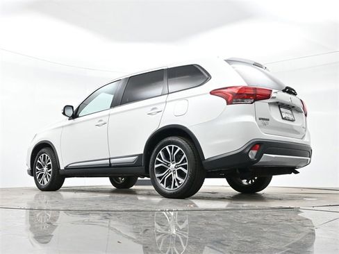 Used 2017 Mitsubishi Outlander SE image 27