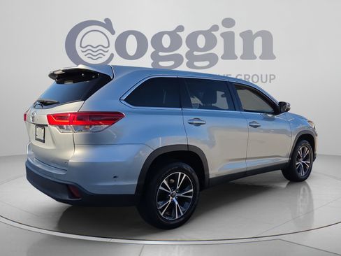 Used 2019 Toyota Highlander Plus FWD image 5