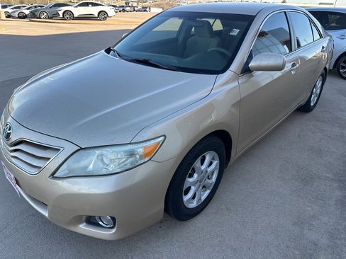 Used 2011 Toyota Camry LE image 3