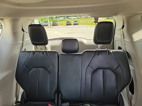 Used 2023 Chrysler Pacifica Limited FWD image 16