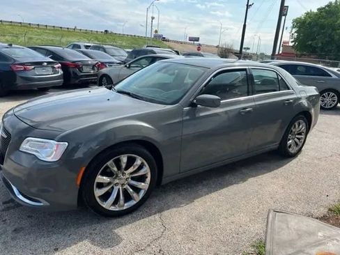 Used 2019 Chrysler 300 Touring L w/ Quick Order Package 22F image 4