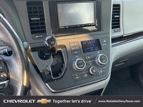Used 2018 Toyota Sienna XLE w/ XLE Navigation Package FWD image 17