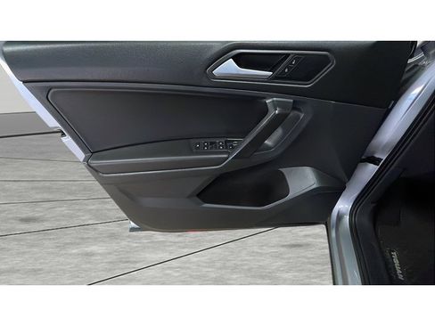 Used 2021 Volkswagen Tiguan SE image 9
