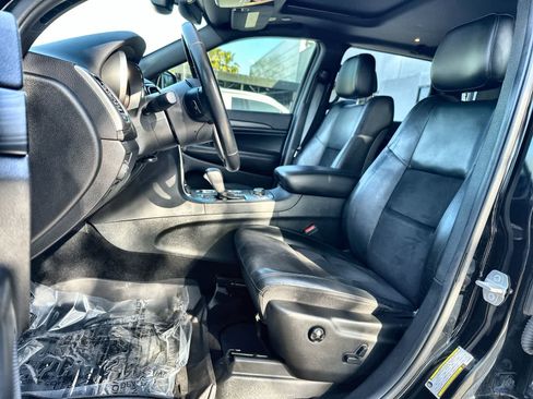 Used 2020 Jeep Grand Cherokee Laredo w/ Quick Order Package 2BN North image 3