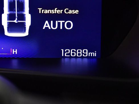 Used 2024 Chevrolet Colorado Trail Boss w/ Technology Package image 18