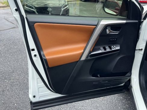 Used 2018 Toyota RAV4 Limited FWD image 19