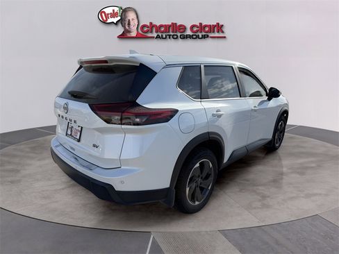 Used 2024 Nissan Rogue SV image 6
