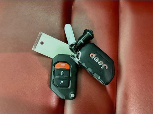 Used 2023 Jeep Wrangler Unlimited Rubicon 4xe AWD/4WD image 27