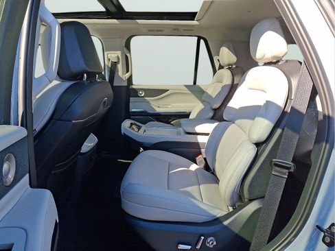 New 2025 Lincoln Navigator Reserve AWD/4WD image 9