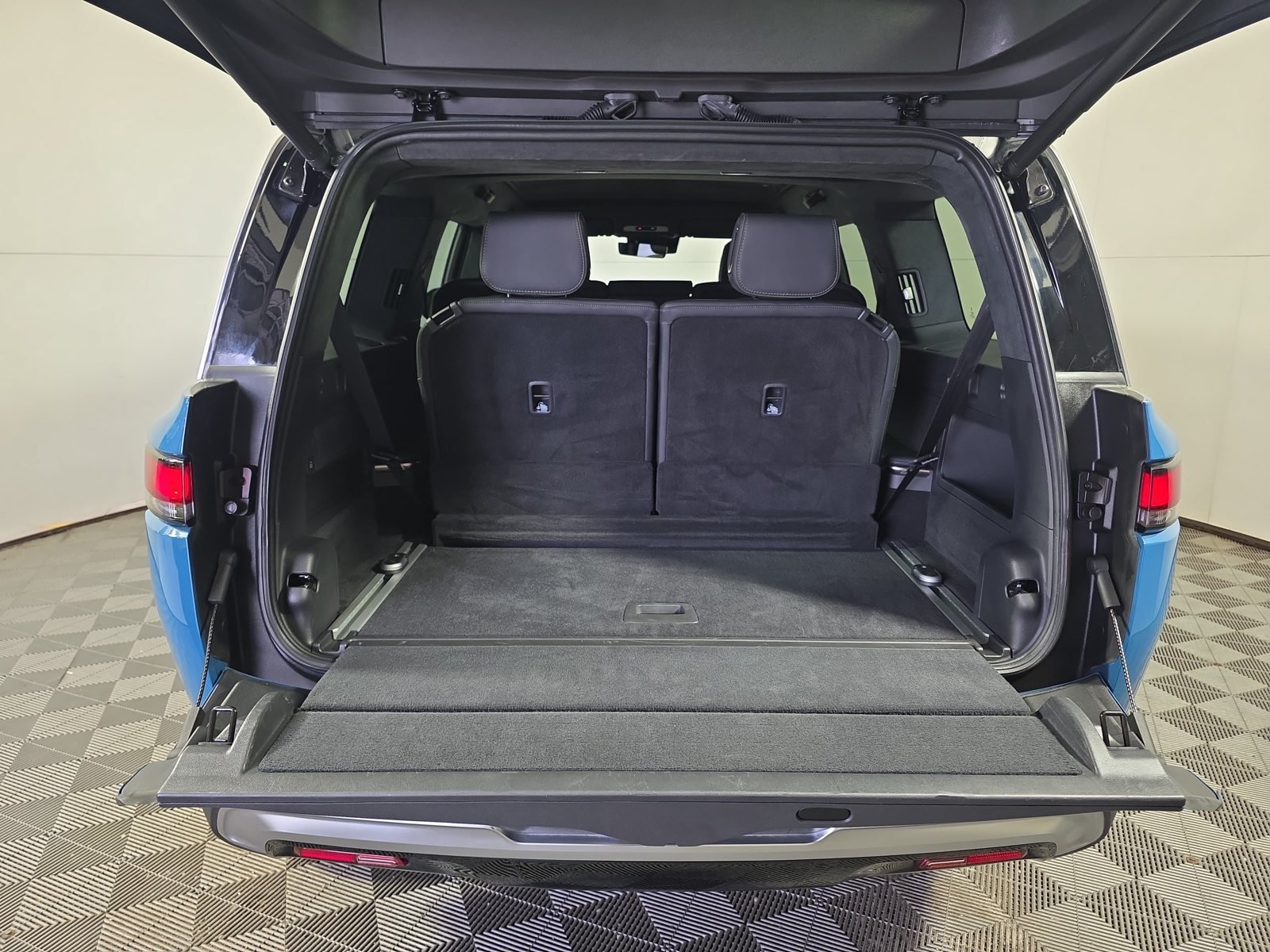 Used 2025 Rivian R1S Adventure Dual AWD/4WD image 15