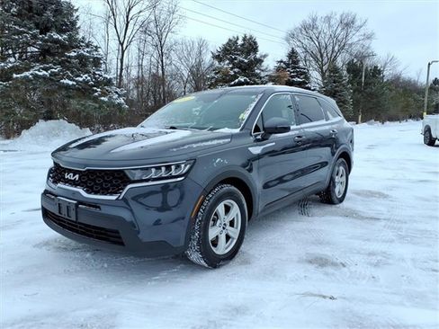 Used 2023 Kia Sorento LX image 3