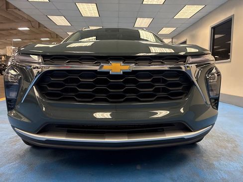 Certified 2025 Chevrolet Trax LT FWD image 12