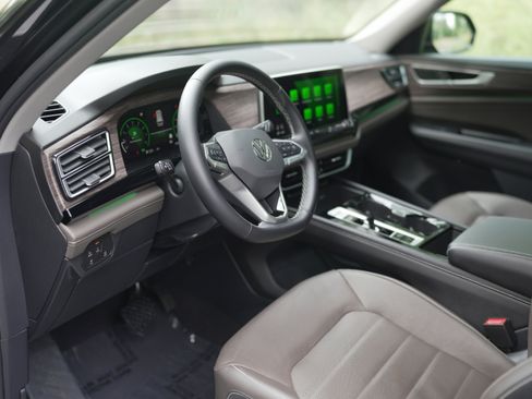 Used 2025 Volkswagen Atlas SEL image 12