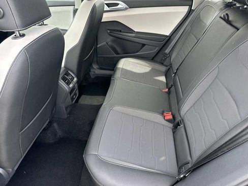 Used 2025 Volkswagen Taos SE FWD image 22