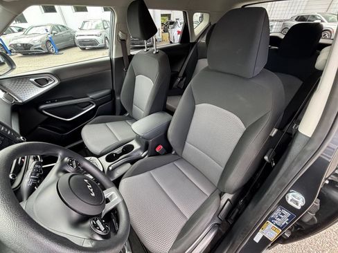 Used 2025 Kia Soul LX w/ LX Technology Package FWD image 34